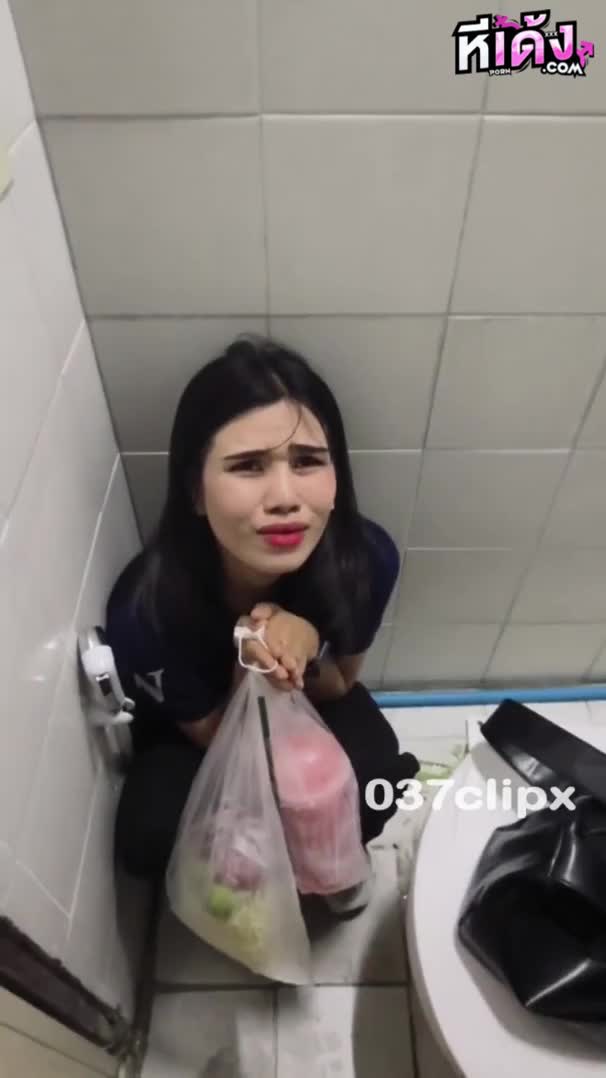 คลิปหลุด สาวเงินกู้โคตรเด็ด ถือกับข้าวรุงรังแต่โดนเจ้าหนี้รุกฆาตคาห้องน้ำ จับถอดกางเกงบังคับอมขัดดอกจนมิดลำ ตาเยิ้มสั่นสะท้านไปทั้งตัว